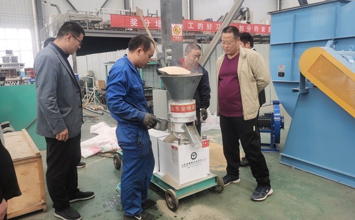 農(nóng)作物秸稈顆粒機(jī)試機(jī)現(xiàn)場