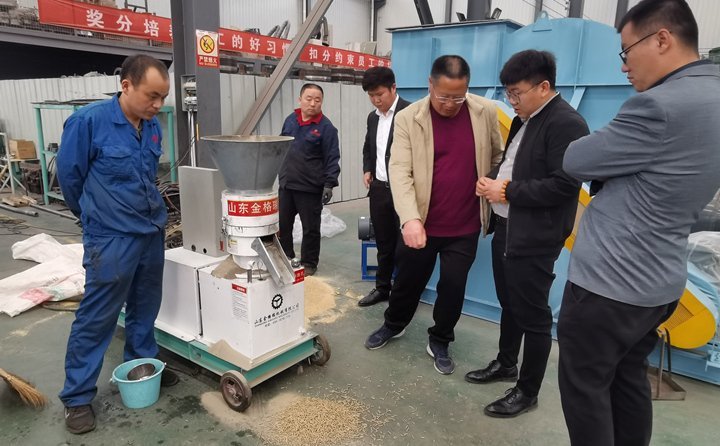 350型號(hào)秸稈顆粒機(jī)，時(shí)產(chǎn)300-600公斤